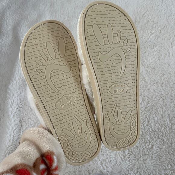 Womens White Lounging Slippers Crossband Plush Memory Sz 7-8 Sanrio Soft Core - Picture 3 of 5